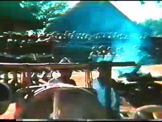 فاتنة عاريات مع الصدر في عصابة بانج.
