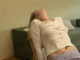تم اشتعلت المرأة الروسية تعذيب رجل واحصل على امرأة سمراء، في نفس الوقت.
