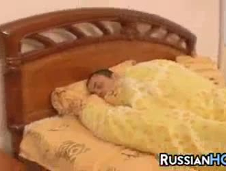 شقراء روسي قد مدمن مخدرات صديقها خطوة ابنتها لأول مرة للمتعة فقط.