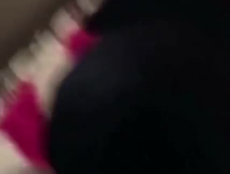 الكلبة القذرة مزقت بيكيني الوردي إلى سراويل داخلية، لذلك يمكن لشريكها يمارس الجنس معها.