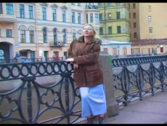 امرأة سمراء الروسية ناضجة في العمل.
