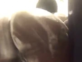 المرأة السوداء أقرن مص والحصول على مارس الجنس من قبل المحاجر.