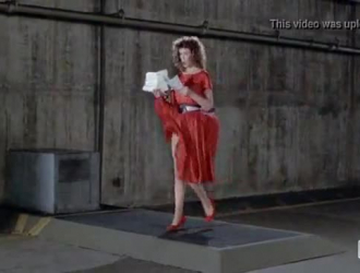 امرأة ذات شعر أحمر تحصل مارس الجنس أمام الكاميرا، بينما الركوع على الأرض.
