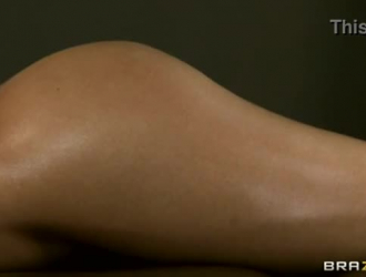 يعتبر ري آسا هادوري الديك الصلب لزوجها عميقها شق مرح لها، قبل الحصول على مارس الجنس.
