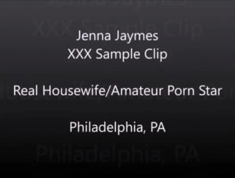 جينا هي فتاة ذات شعر أحمر مثير للغاية على وشك ممارسة الجنس مع جارها الأكبر.