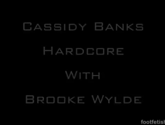 تمتص كاسيدي بانكس ديك رجل أسود ضخم ، بينما يصنع مقطع فيديو معها.