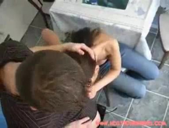 امرأة سمراء مفلس تسخنها البطيلة الرطب أمام الكاميرا ، على الأريكة.