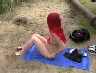 امرأة حمراء الشعر الحمراء مع كبيرة الثدي هي ركوب ديك كبيرة بطريقتين مختلفتين.