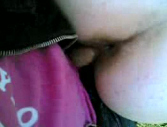 فتاة المملكة المتحدة مارس الجنس في الهواء الطلق في أعماق بوسها من قبل الديك الضخم.