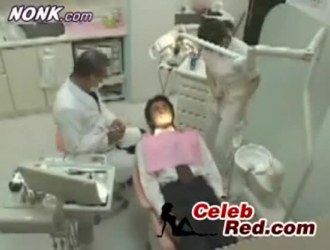 ممرضة مفلس يابانية تعطي الفم الغوص اللسان.