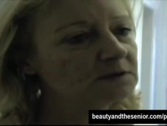 مجعد الشعر شقراء ، جيني تستمني في مجموعة الفيديو القديمة بعد أن تم القبض عليها السرقة.