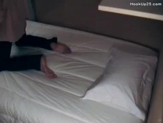 الفتاة الروسية النحيلة هي لعب شقها مع أصابعها في سريرها الضخم، طوال اليوم