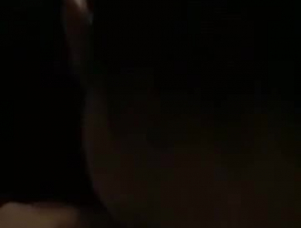 امرأة سمراء مدخل وقحة يحصل على لعبة مارس الجنس في الحمار