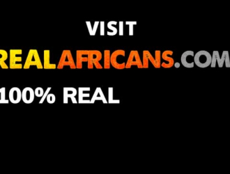 الثدي الأفريقي الكبير ينظر أثناء بيع الدمى.