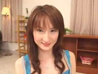 تم اختراق عارضة الأزياء اليابانية كارين لفترة من الوقت وعلى أول فيديو إباحي لها ، حصلت على الديك في المقابل.