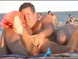 زوج الشاطئ هنا لضرب الحمار فاتنة له ويمارس الجنس مع شفتيها.