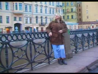 فاتنة روسية مفلس على الملابس الداخلية الساخنة تنتشر ثقبها الحلو لرجل.