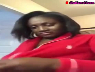 امرأة عارية تصنع فيديو إباحي مع امرأة أخرى ولعق عصائرها على سريرها الكبير