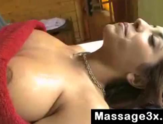 امرأة سمراء مفلس فاتنة تجريدها لإظهار الثدي والفم القذر