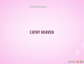كاثي هيفن هي مشجعة عاهرة تحب ممارسة الجنس الوحشي مع مدربها القرني