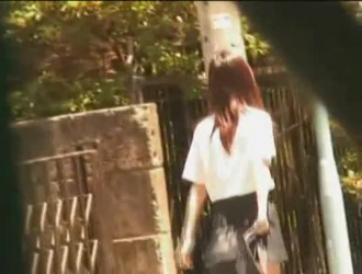 مفلس يابانية في سن المراهقة يحصل بوسها جوارب طويلة القبضة