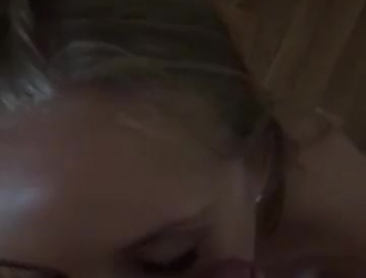 شقراء روسية تمتص قضيب جوني أمام الكاميرا ، قبل أن تمارس الجنس بشدة