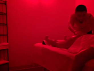 رجل آسيوي ساخن يمارس الجنس مع طفلين في غرفته