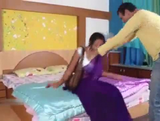 التاميل خادمة امرأة سمراء هندية في الملابس الداخلية وتقليم معلقة مع بي بي سي