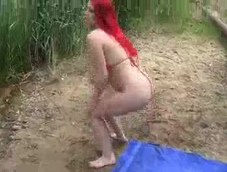امرأة ذات شعر أحمر حار مع كبير الثدي لم تقلع لها جاذبية بيكيني أثناء ممارسة الجنس