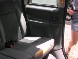 جميلة سائق سيارة أجرة أوروبية مارس الجنس في الحمار من قبل الراكب