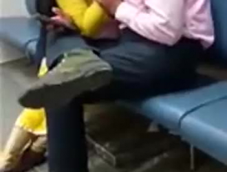 رجل إيطالي محلي ينفض قضيبه بعد تناول المشروبات