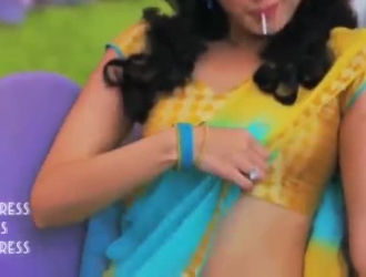 وجه الممثلة الهندية اللى تلعب في أكل الثعبان