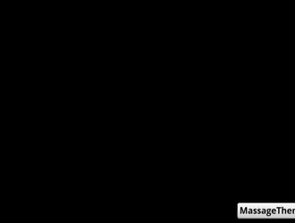 ترتدي الإيقاع لوكس جوارب سوداء أثناء الحصول على مارس الجنس ويصرخ من المتعة أثناء النشوة الجنسية.