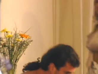تنتشر مفلس ليزا آن للحصول على بوسها يمسح وسام في غرفة التدليك.