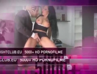 الخادمة الألمانية على وشك ممارسة الجنس مع رئيسها في غرفة فندق، مع ارتداء حمالة صدر فقط.