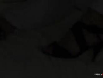 امرأة سمراء في سن المراهقة الساحرة، خلعت أنيسا كيت ملابسها ونشر ساقيها مفتوحة على مصراعيها لمحبيها.
