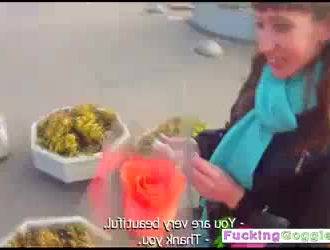امرأة سمراء روسية تركب ديكًا قاسيًا وتدخن سيجارة ، لأنها تحب القيام بذلك.