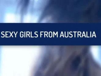 مثير الأسترالي الهواة في جوارب وردية يلعب.